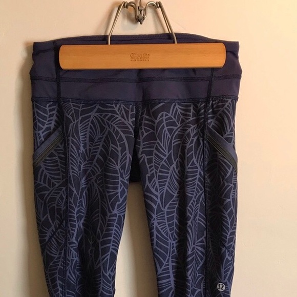 Lululemon size 4 capris - Picture 1 of 4